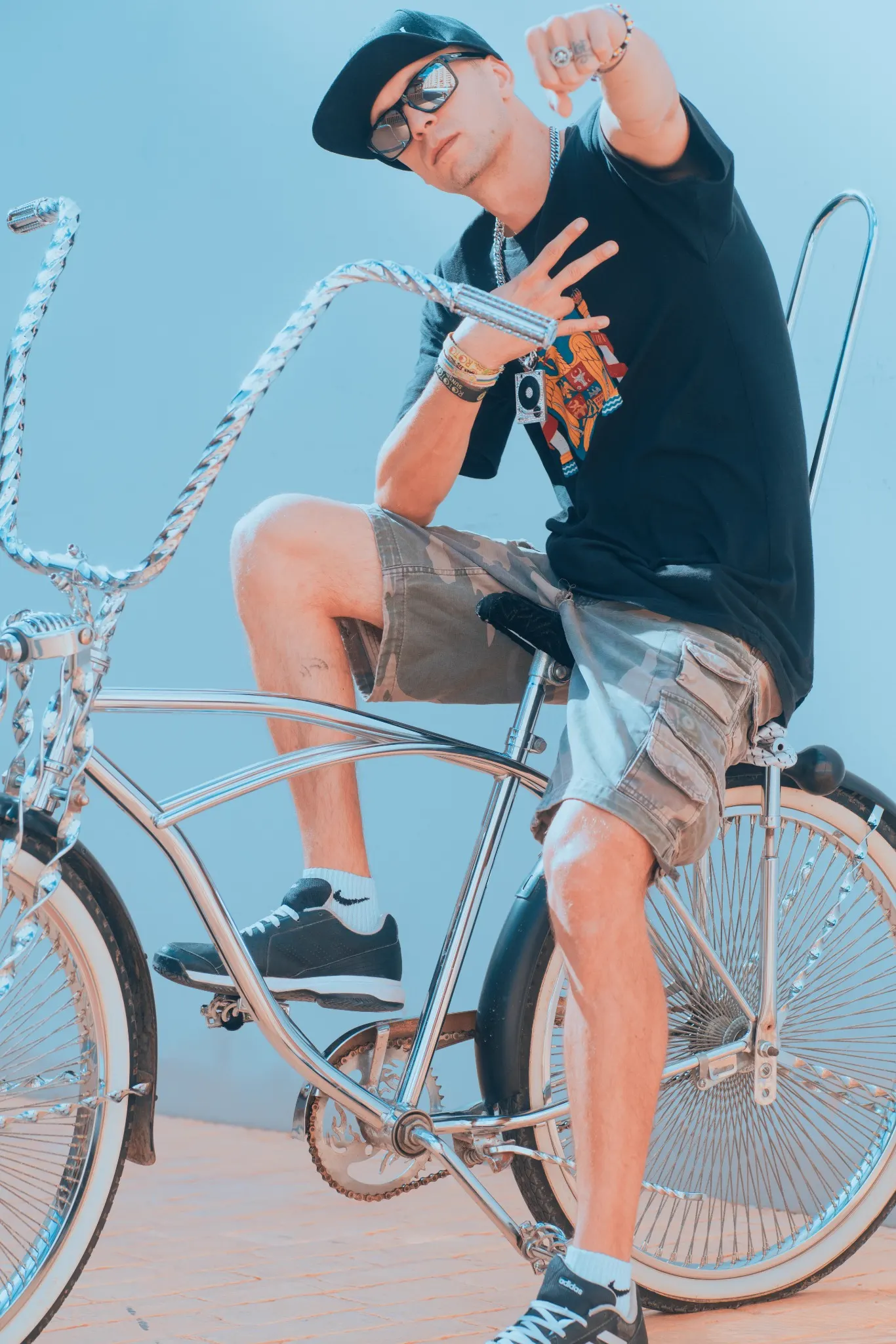 El Rumañol sobre una bici lowrider