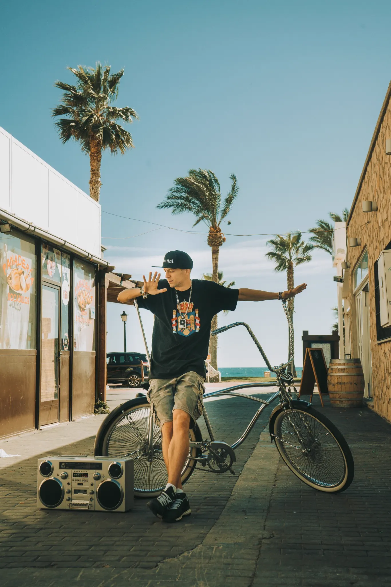 El Rumañol con bici y boombox entre palmeras